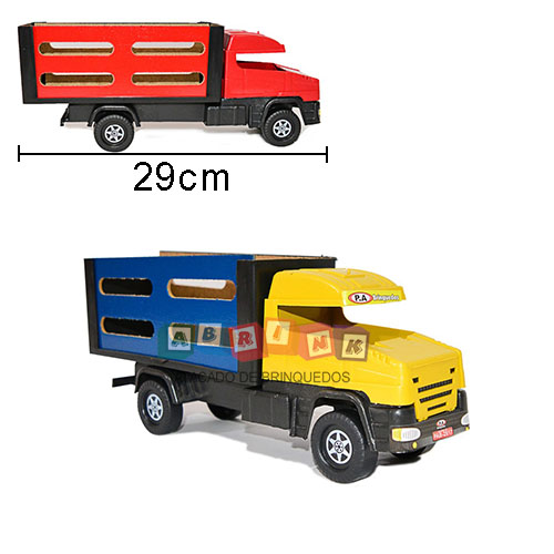 Close de um caminhão de brinquedo de madeira em miniatura